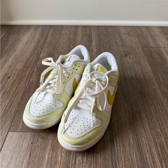 Women’s Nike Dunk Low SE - Picture 1 of 4